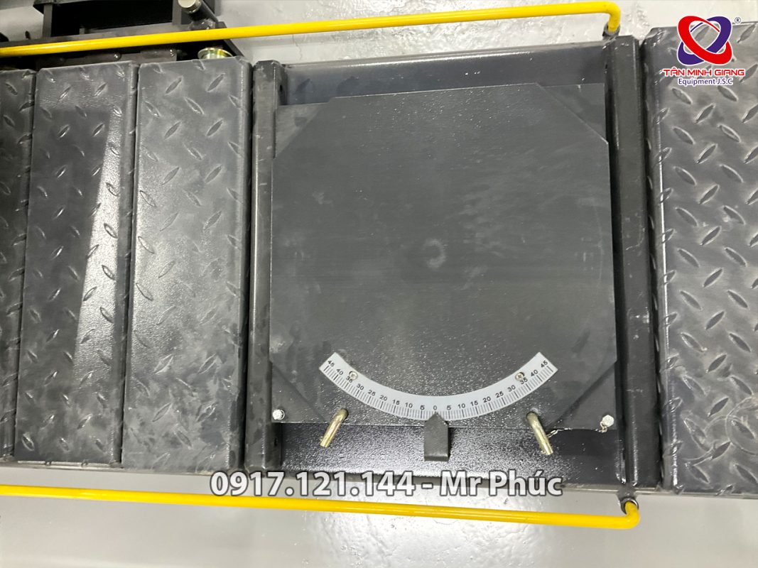 đĩa xoay đặt trên bàn nâng cầu 4 trụ kiểm tra góc lái Peak 409A-2